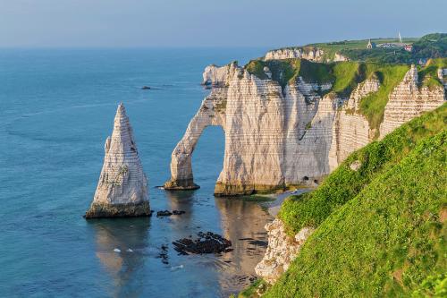 france-normandy-etretat-english-channel-haute-normandie-seine-maritime-falaise-daval-with-porte-daval-and-aiguille-detretat-seen-from-chemin-des-douaniers-sebastian-wasek